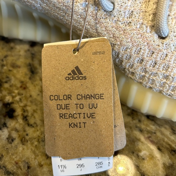 NWT Color Change Yeezy Boost 350 V2 “Light” Color Changing Shoes - Picture 7 of 16